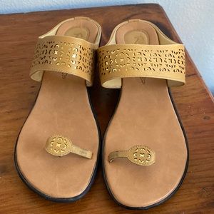 Sandals. Size 39. Cream color with gold inlay